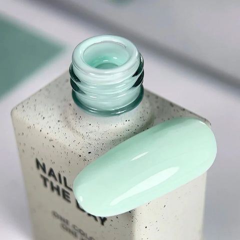 NAILSOFTHEDAY Color del Mes Mayo 2025 – Effortless frío y blanqueado 10 ml