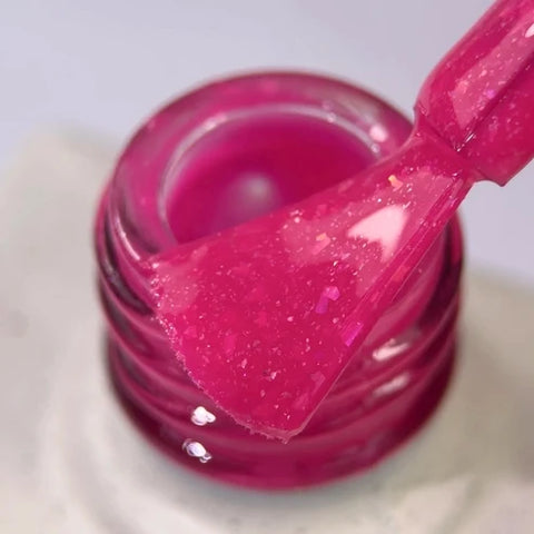 NAILSOFTHEDAY Color of the Month – Agosto 2026 CHRIN – fucsia con pan de oro y shimmer, cobertura en una sola capa, 10 m