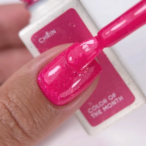NAILSOFTHEDAY Color of the Month – Agosto 2026 CHRIN – fucsia con pan de oro y shimmer, cobertura en una sola capa, 10 m