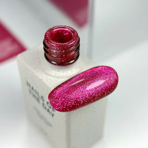 NAILSOFTHEDAY Color Mes Junio 2025 Cherry Kiss — Color rosa intenso con efecto ojo de gato 10 ml