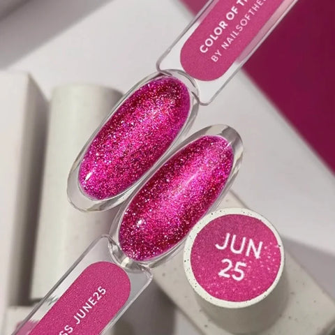 NAILSOFTHEDAY Color Mes Junio 2025 Cherry Kiss — Color rosa intenso con efecto ojo de gato 10 ml