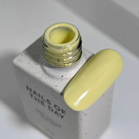 NAILSOFTHEDAY Color del mes Julio 2025-Color Amarillo Banana 10 ml.
