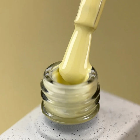 NAILSOFTHEDAY Color del mes Julio 2025-Color Amarillo Banana 10 ml.