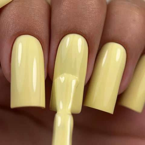 NAILSOFTHEDAY Color del mes Julio 2025-Color Amarillo Banana 10 ml.