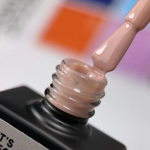 NAILSOFTHEDAY Let’s special Pantone2025/1 —  beige-marrón cálido 10 ml.