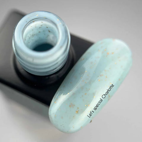 NAILSOFTHEDAY Let’s special Charlotte menta Con con Dorado