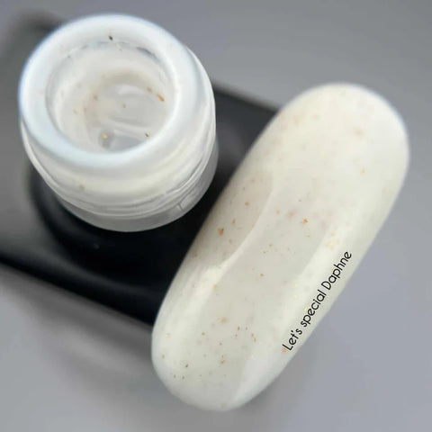 NAILSOFTHEDAY Let’s special Daphne Lechoso Con Brillo Dorado