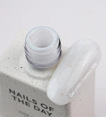 NAILSOFTHEDAY Gel Polish Coconut - Blanco Lechoso Con Pan De Oro 10ml